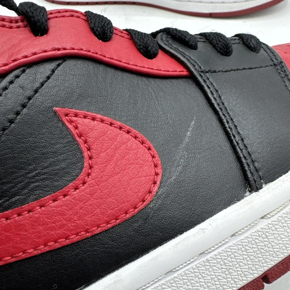 Jordan 1 Mid Mens 7.5 Banned Bred Black Red Bulls Retro 554724-074 Sneakers‎